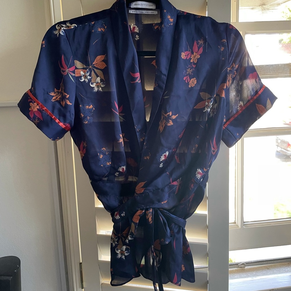 Pretty UO Wrap Top 💫